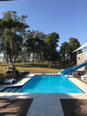 Linda chacara em Araçariguama a apenas 40km de Sao Paulo, com piscina e quadra, localização privilegiada a 200m da Castelo Branco, percurso todo asfaltado